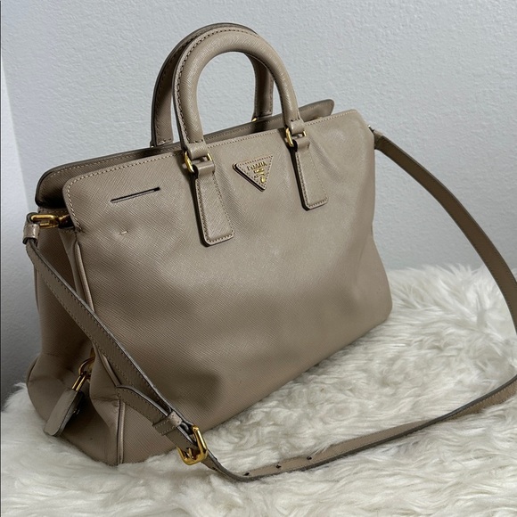 💯Authentic Prada tote Beige Leather bag🍀 - Picture 3 of 17